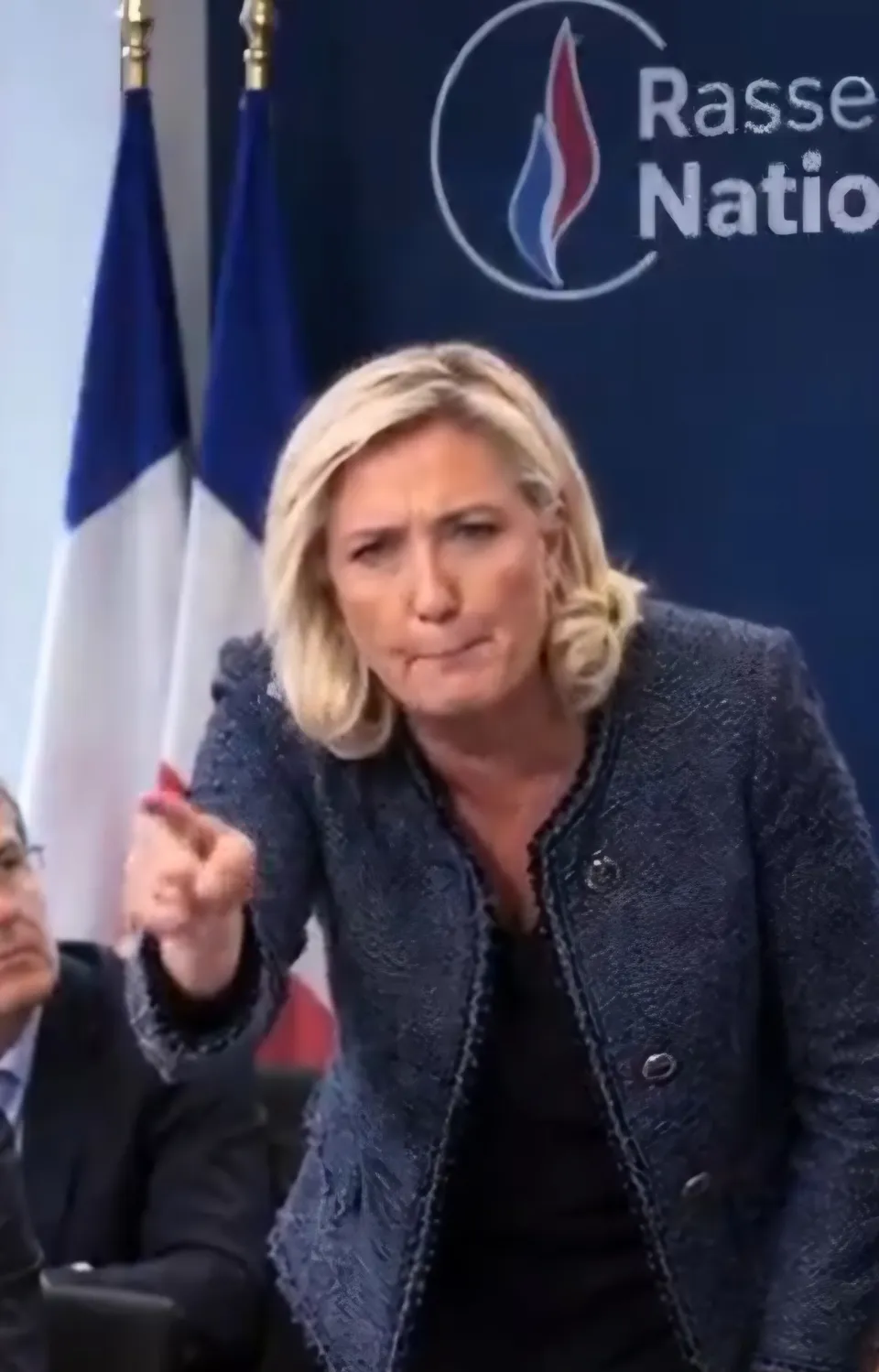 Présidentielle 2027 : Marine Le Pen taille un costard en Kevlar à Mediapart