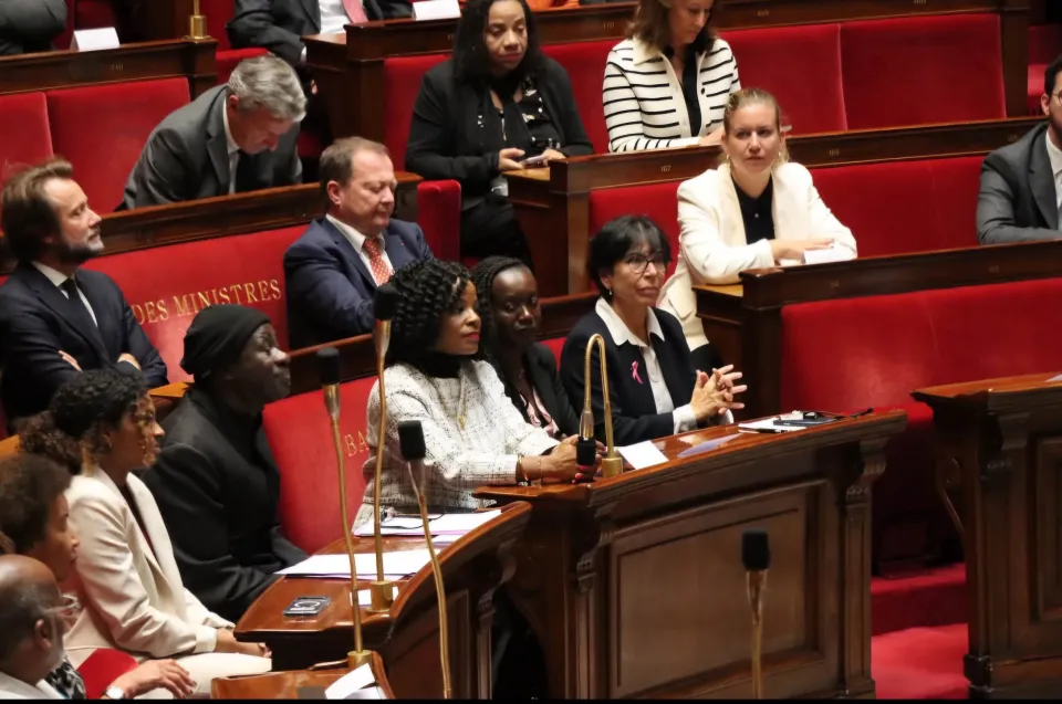 La députée Béatrice Bellay offre à Aimé Césaire la plaque d'un retour au pays fatal  