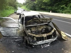 Un véhicule en feu à Fond capot en Martinique