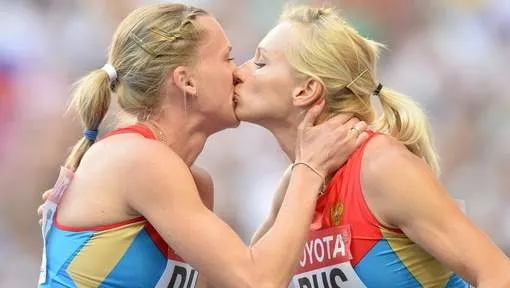 Non, Ioulia et Kseniya ne s'embrassent pas sur la bouche
