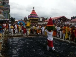 La marche sur le feu  à #Cambuston à l'île de La #Réunion