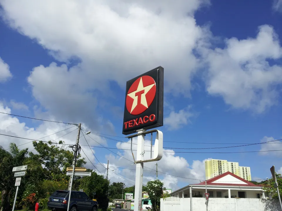 Poursuite du mouvement des gérants de stations services en #Martinique : le préfet reconduit les réquisitions des 4 stations services au profit des services prioritaires