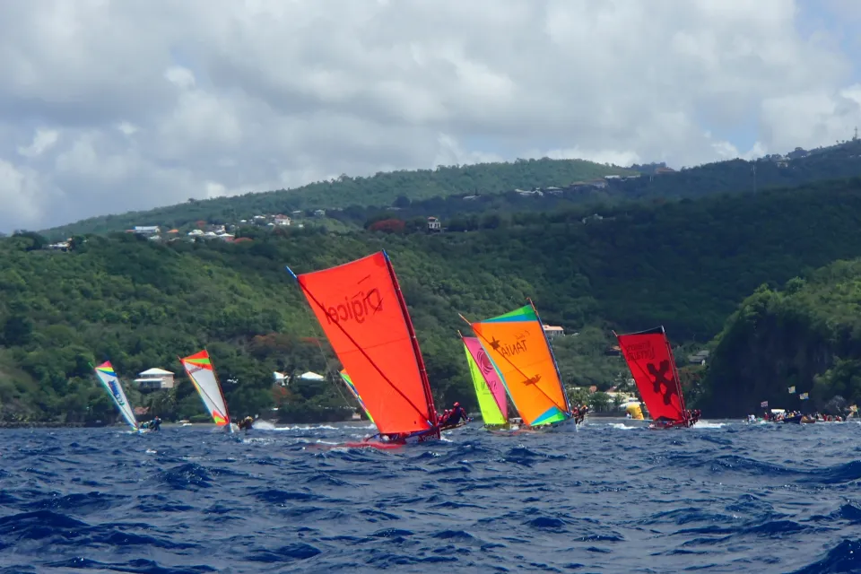 #BrasserieLorraine remporte la première étape du Tour de la #Martinique des yoles rondes.
