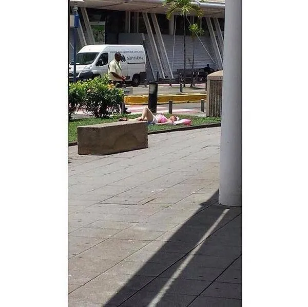 Quand une femme sous ses airs de touriste prend ses aises à l'aéroport Aimé #Césaire en #Martinique