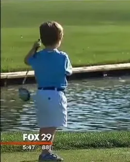 À 3 ans il est  le i tee du golf
