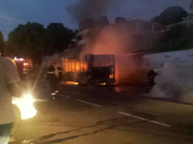 Un bus brûle ...un feu de Dieu...à Châteaubœuf en #Martinique