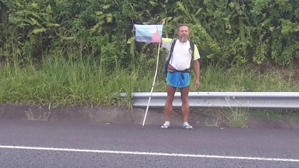 Cet homme marche pour dire NON aux manipulateurs de l'Histoire à l'île de La Réunion