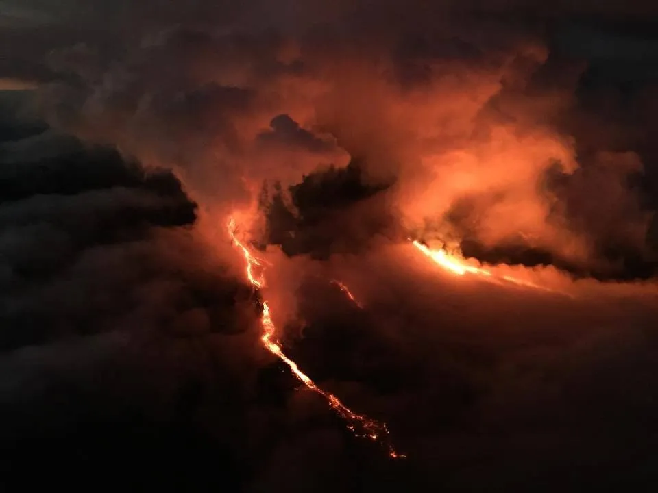Piton de la #Fournaise ...ce soir elle vous met le feu