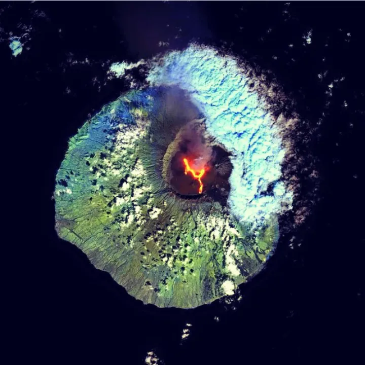 L'éruption du Piton de la Fournaise vue du ciel