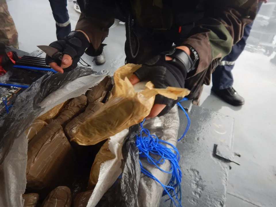 Interception d’une vingtaine de kilos de #Marijuana et de 3 présumés narcotrafiquants par la frégate de surveillance Ventôse