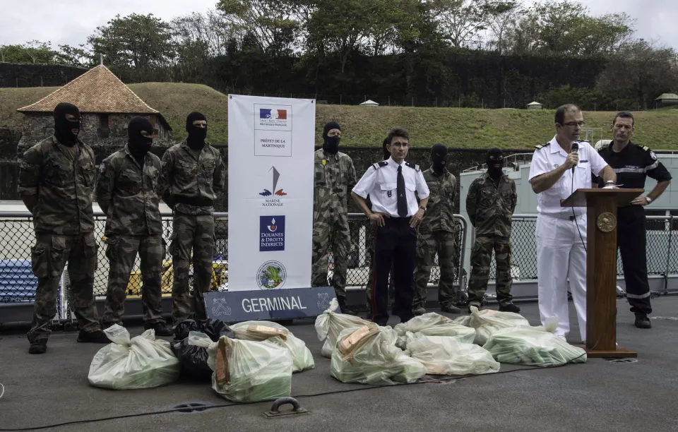 Un voilier, deux individus et 93,5 kg de cocaïne interceptés par la frégate de la Marine nationale Germinal sur renseignement de la douane française 