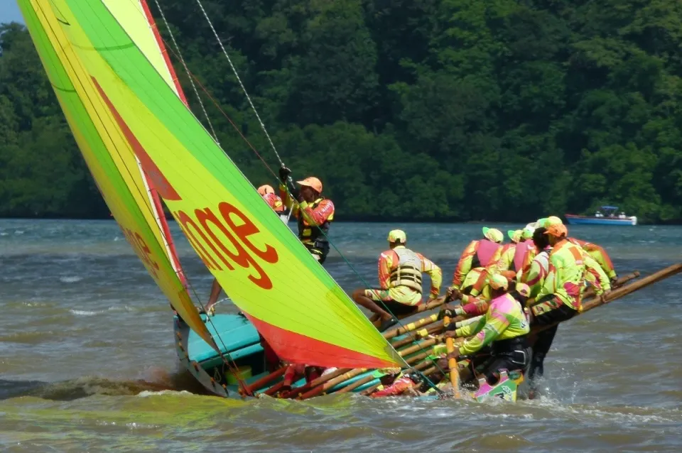 Rosette /Orange remporte à Sainte-Anne la première étape du Tour de la Martinique des yoles rondes