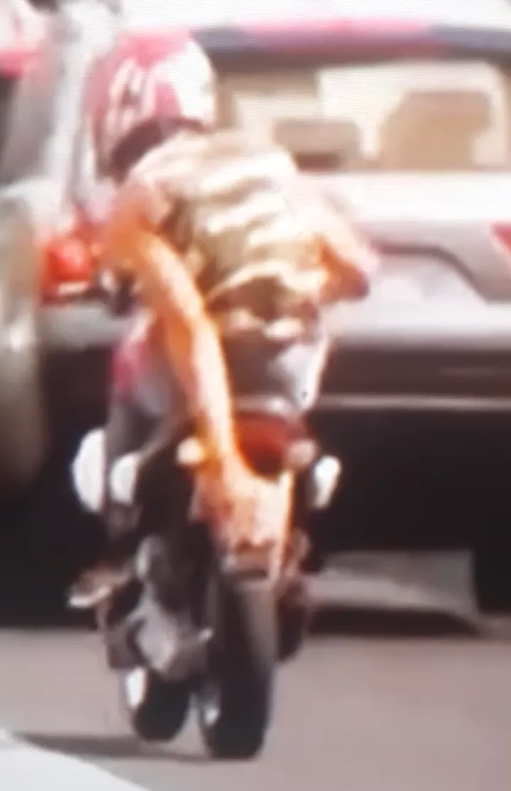 Île de La Réunion : le motard cache la plaque de son scooter et se retrouve à  côté de la plaque