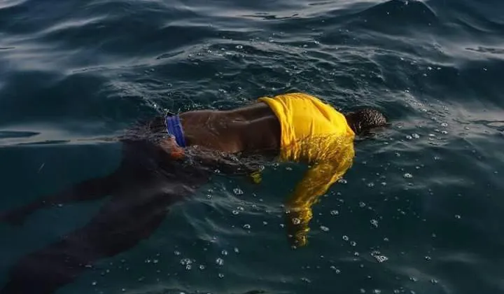 Cet homme qui flotte sur le ventre sans tuba, sans masque, n'est pas un apnéiste qui s'apprête à pêcher des langoustes