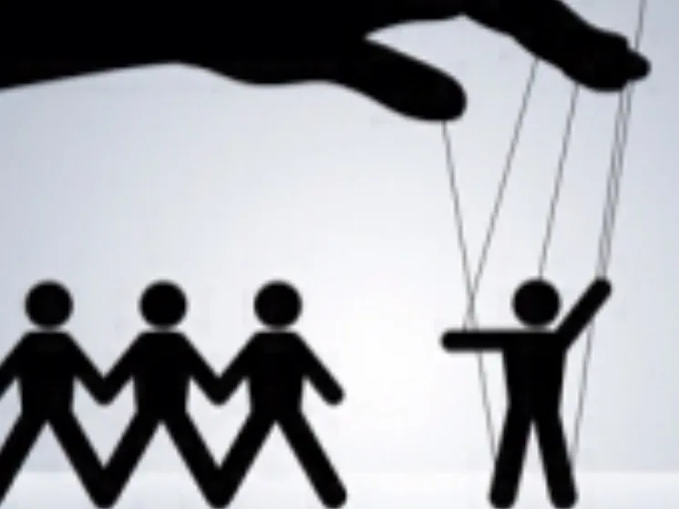 Le marionnettiste s’agite et s’agite encore…