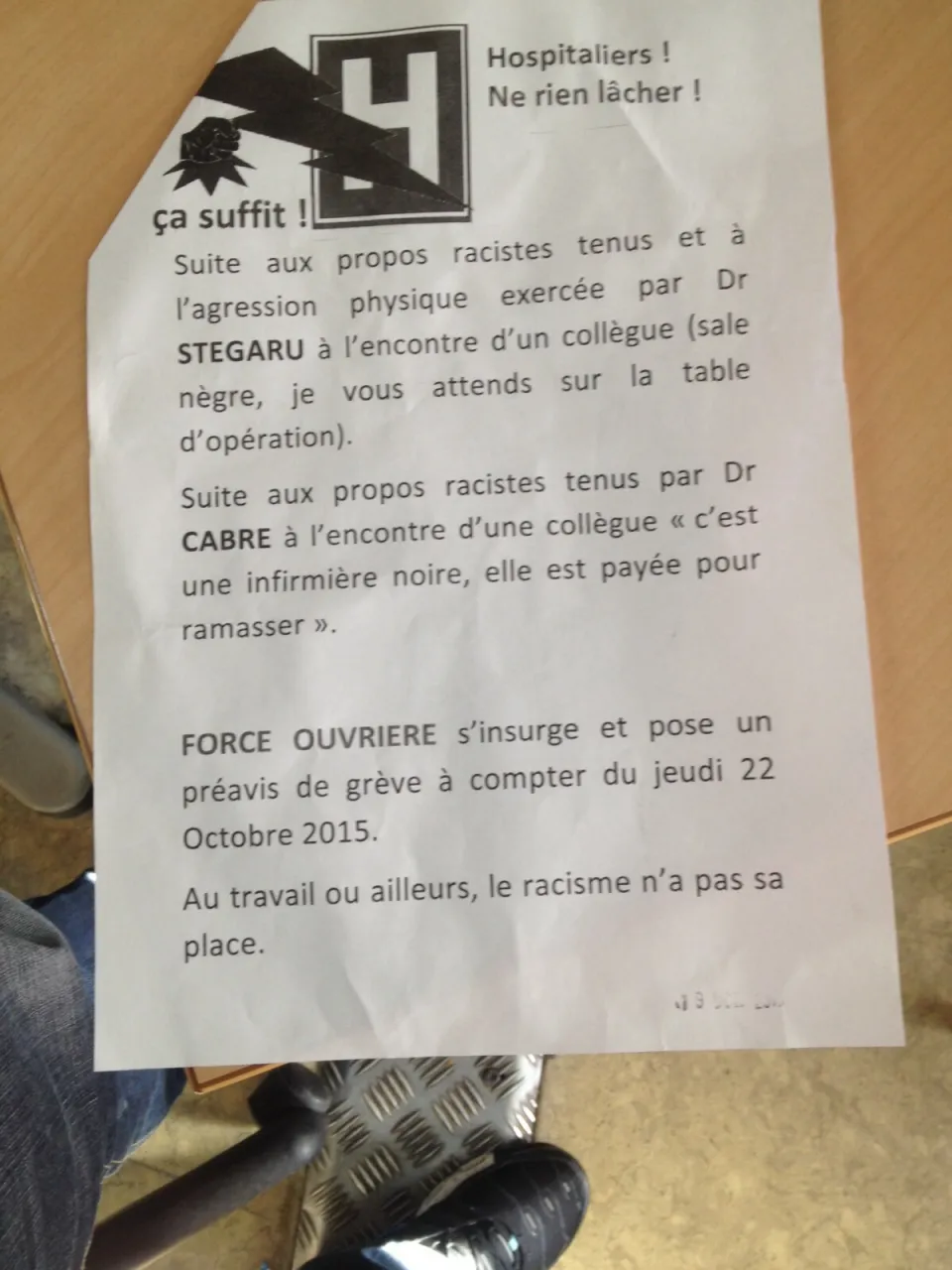 "C'est une infirmière noire, elle est payée pour ramasser"... "Sale nègre, je vous attends sur la table d'opération"