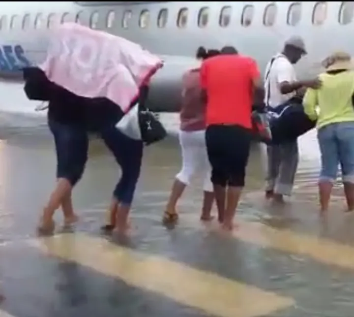 Aéroport Aimé Césaire les pieds dans l'eau sur le tarmac