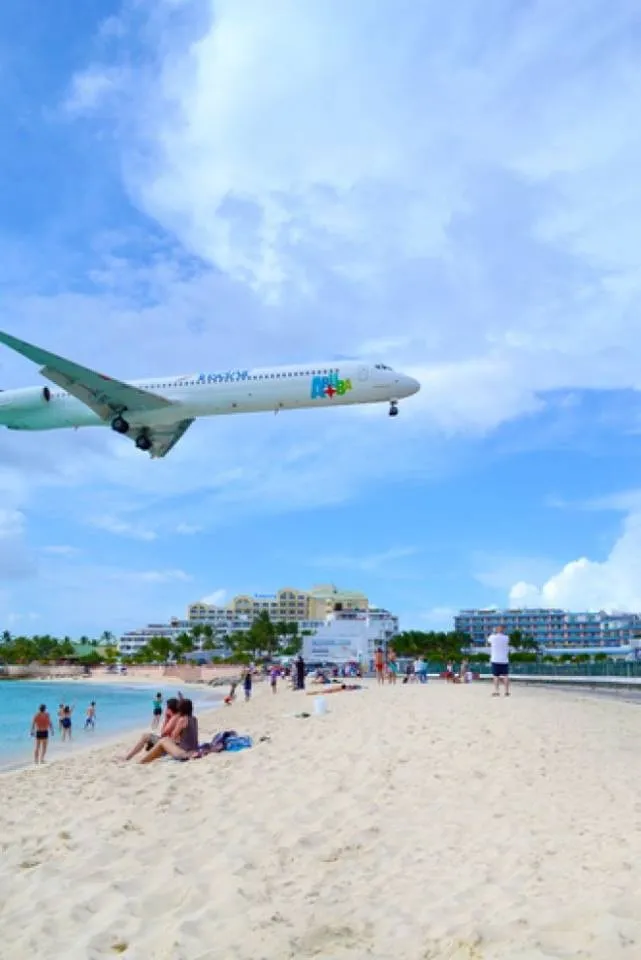 Trois Syriens, voyageant avec des faux passeports grecs, ont été arrêtés samedi soir à Saint-Martin