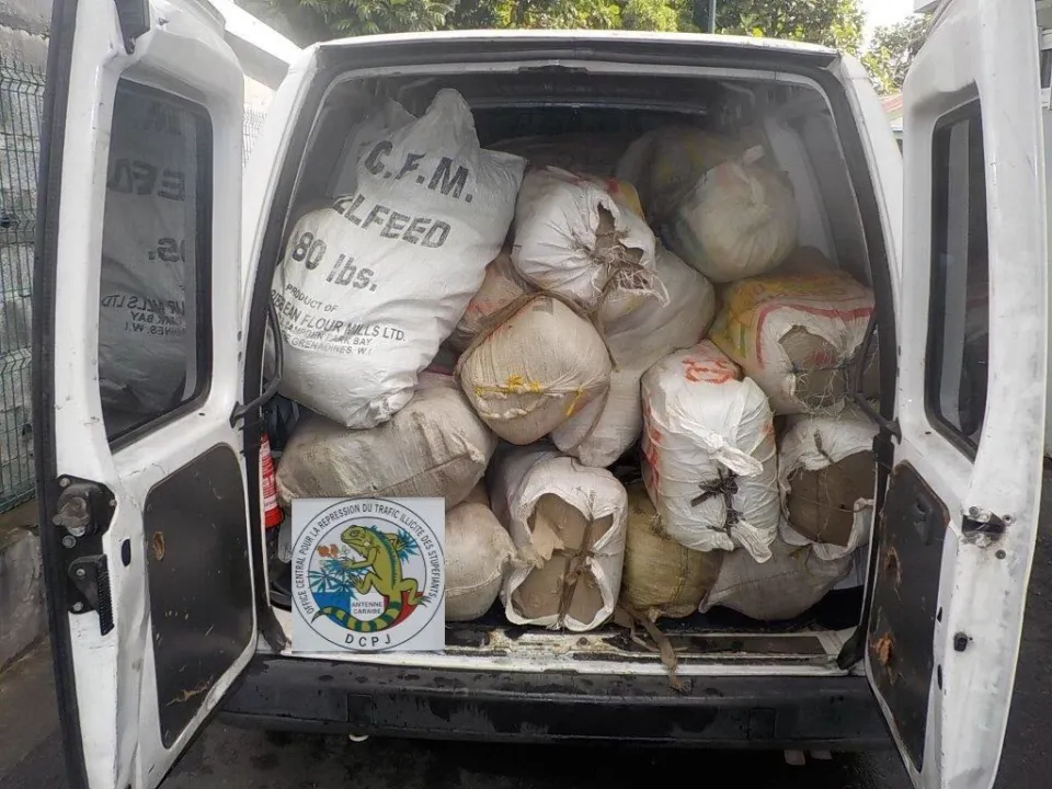 Importante saisie d’herbe de cannabis transportée par une embarcation rapide au large de la Guadeloupe