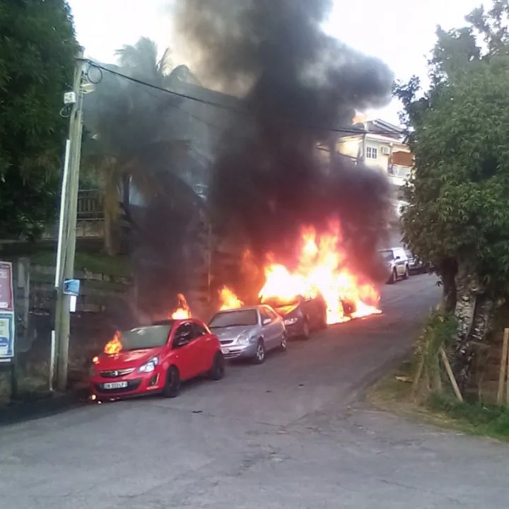 Quatre voitures brûlent à l'anse Figuier en Martinique