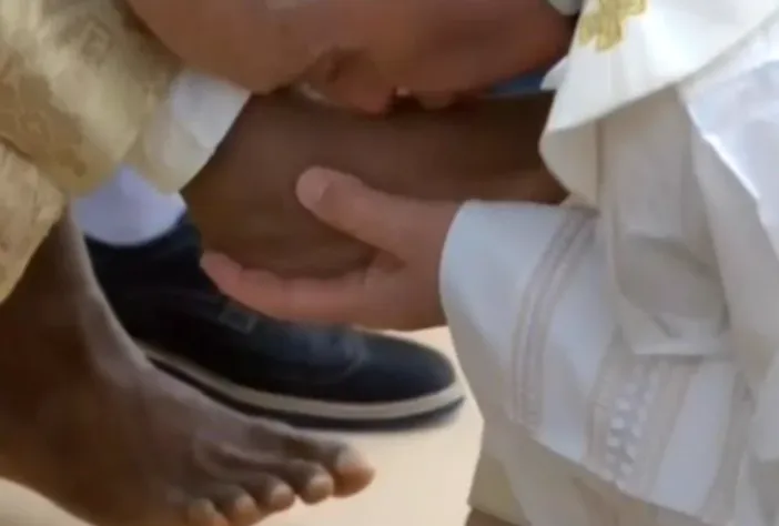 Le pape François lave et embrasse les pieds de Bruno Nestor Azérot