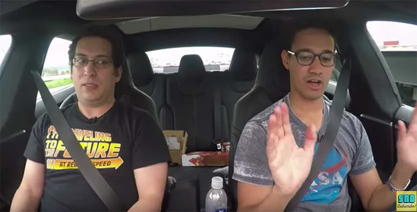 Sans les mains : une voiture en pilote automatique ! (Vidéo)
