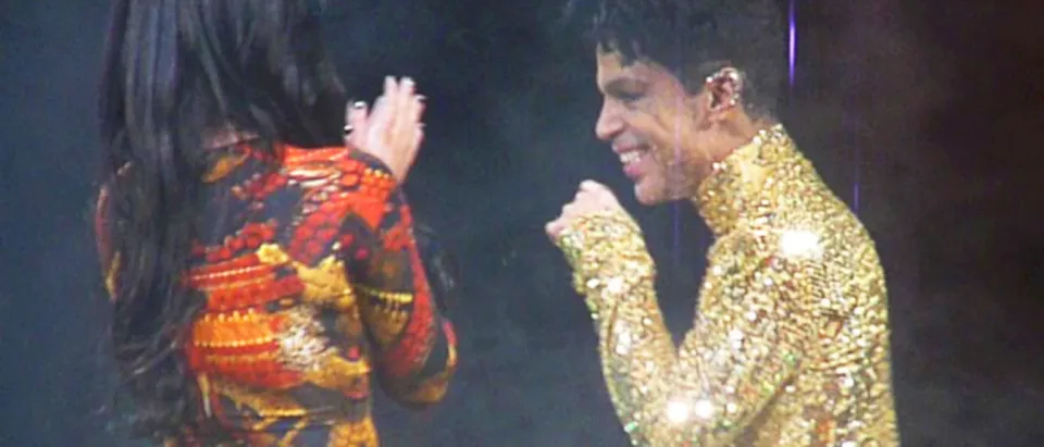Ce moment où Prince vire Kim Kardashian de la scène !! (video)