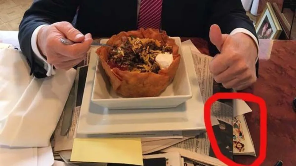 La classe : Trump mate son ex-femme en bikini en mangeant un tacos