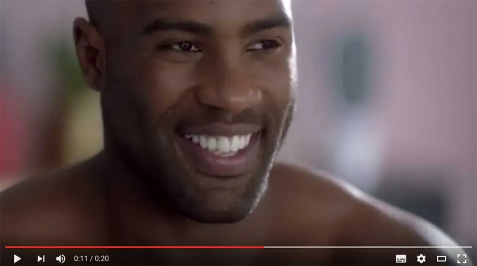 Teddy Riner nu (vidéo)... enfin presque !