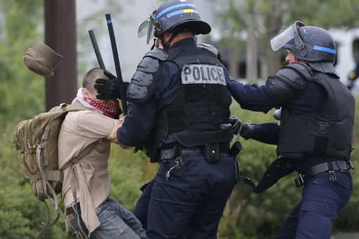 L'abus de pouvoir policier (radio)