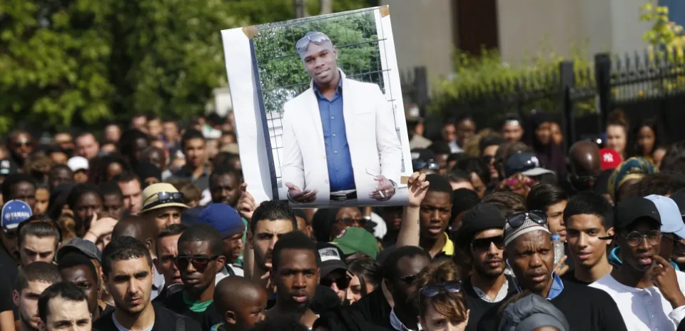 Adama Traoré est mort d'un "syndrome asphyxique", sous le poids de 3 policiers...