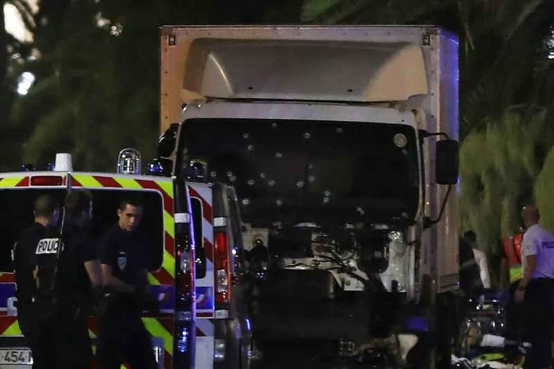Le camion fou, criblé de balles. (Photo)
