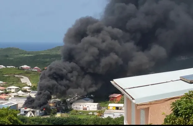 Enorme incendie dans une zone artisanale en Martinique