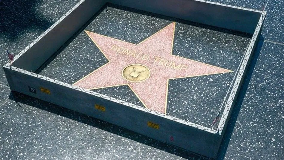 Ils construisent un mur autour de l'étoile de Trump ! lol