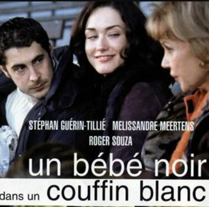 Un bébé noir dans un couffin blanc