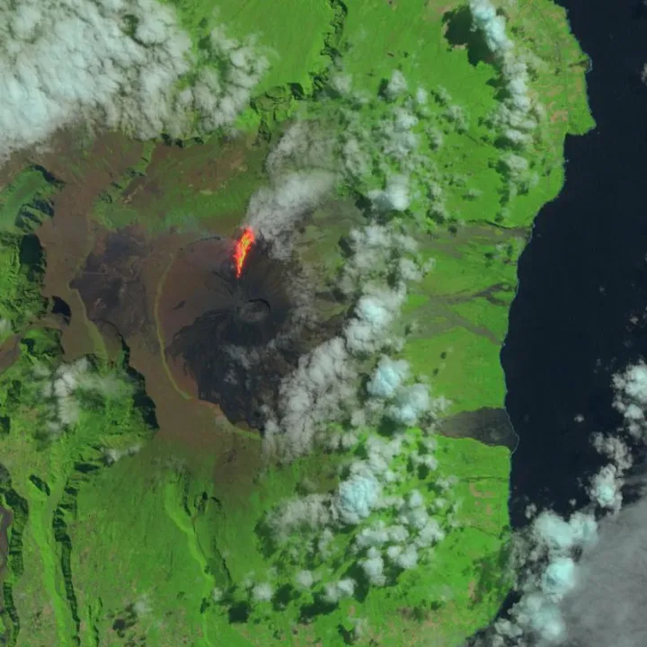 L'éruption du Piton de La Fournaise vue du ciel