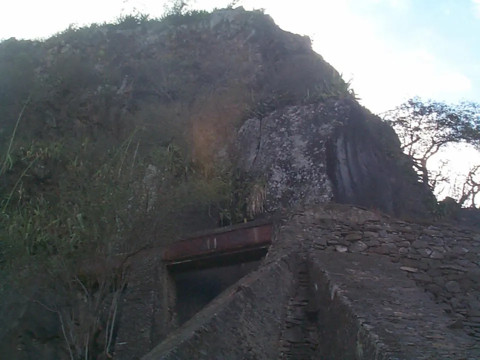 Le canal des Aloès : Canal des Aloès dans sa partie aérienne, en encorbellement au-dessus du radier du Ouaki (site d'escalade du Verval) - Journées Européennes du Patrimoine à la Réunion