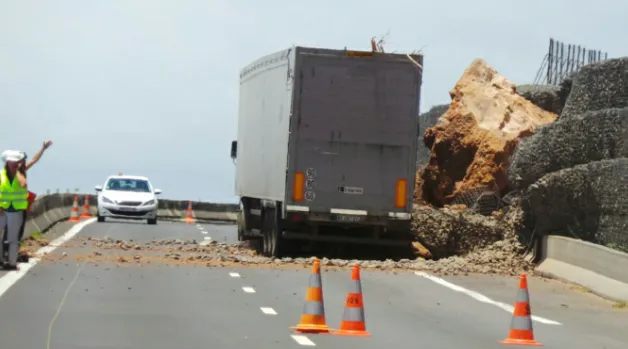 Éboulements sur la route du littoral à l'île de La Réunion