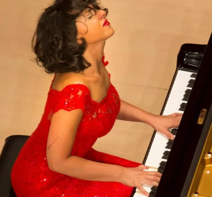 LA PIANISTE QUI BOUSCULE L’UNIVERS DE LA MUSIQUE CLASSIQUE