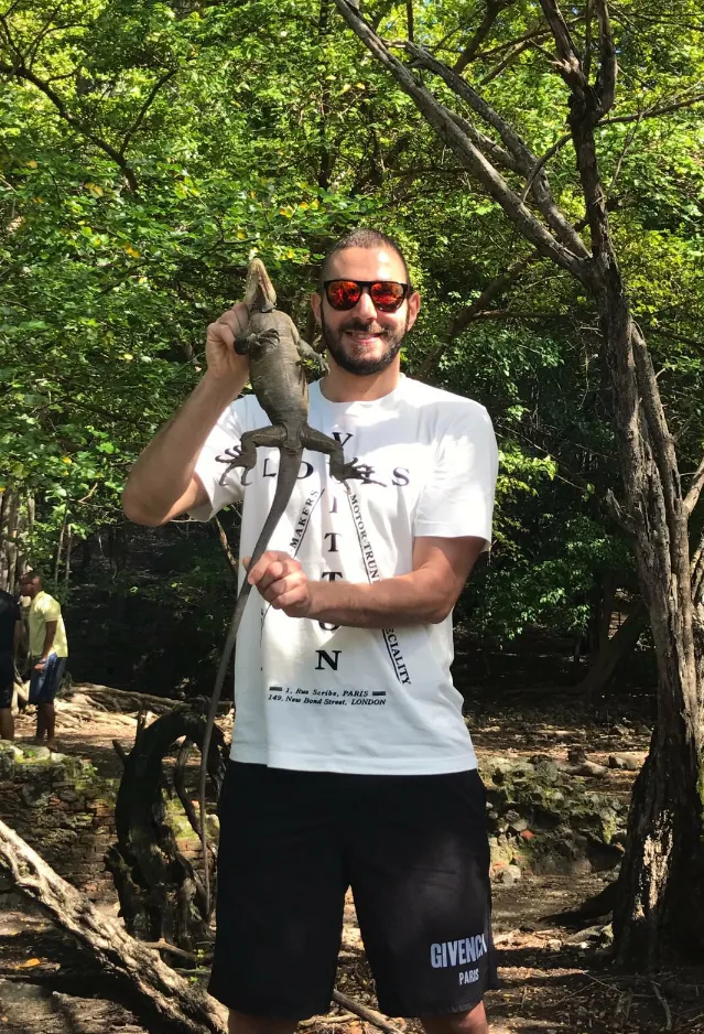 Karim Benzema capture un iguane à mains nues pour prouver qu'il est Martiniquais