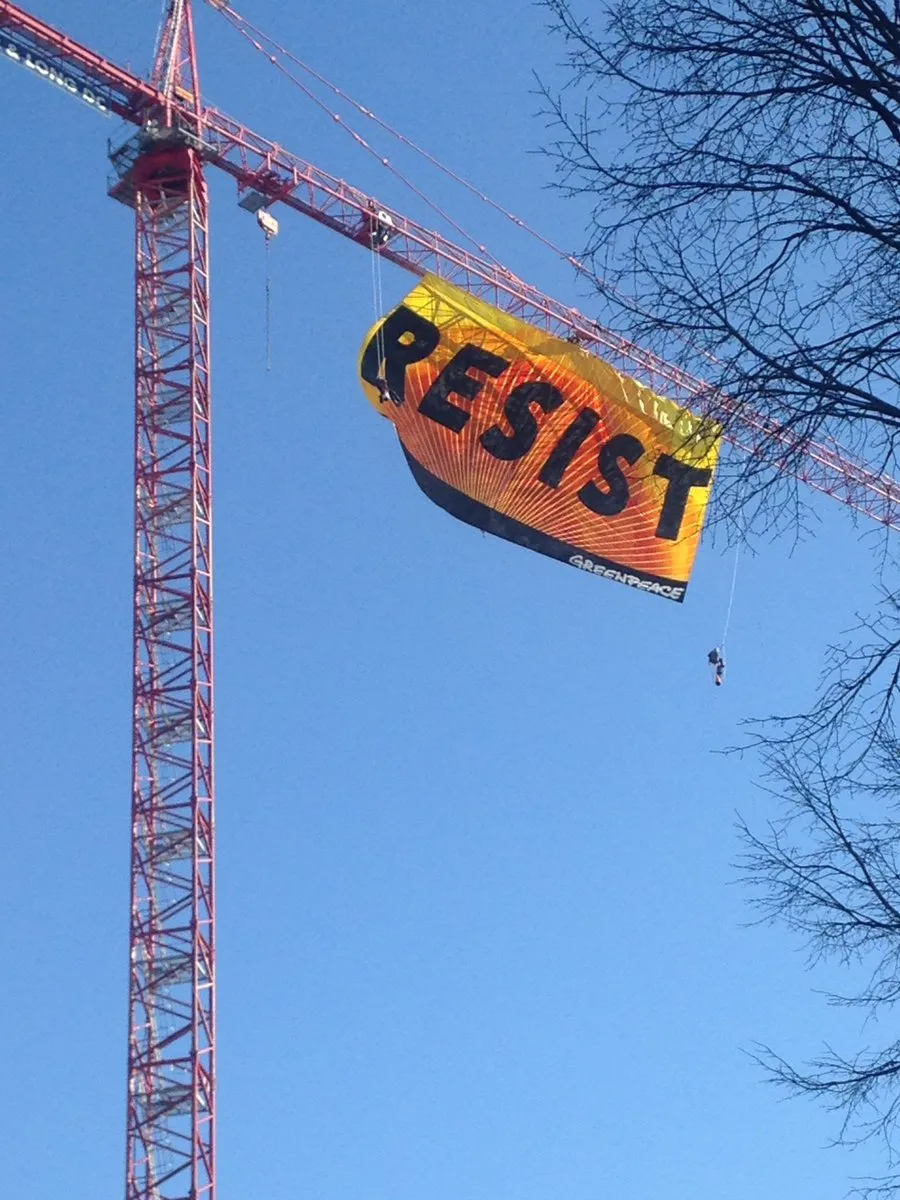 Vidéo live : des manifestants sur une grue devant la Maison Blanche
