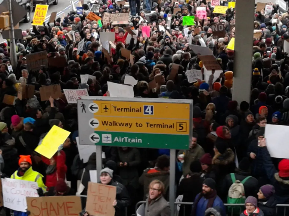 Manifestation au Terminal 4 de JFK à New-York (live)