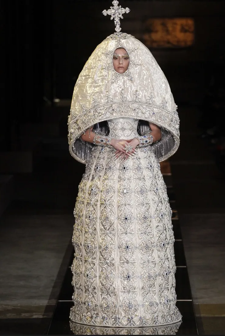 Fashionweek de Paris : Guo Pei, une créatrice asiatique qui se distingue avec des créations aux couleurs profondément romantiques