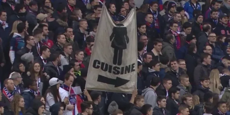Sport et Sexisme  L'Olympique Lyonnais va porter plainte contre l'auteur d'une banderole sexiste déployée au stade. Elle proposait aux  femmes de rester en cuisine.