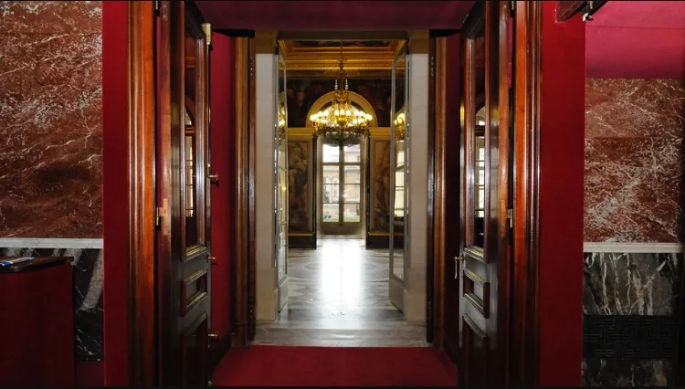 Assemblée Nationale: une perquisition est en cours. Que va t-on découvrir derrière une porte dérobée, dans un ascenseur bloqué, sous une pile de dossiers poussiéreux ?