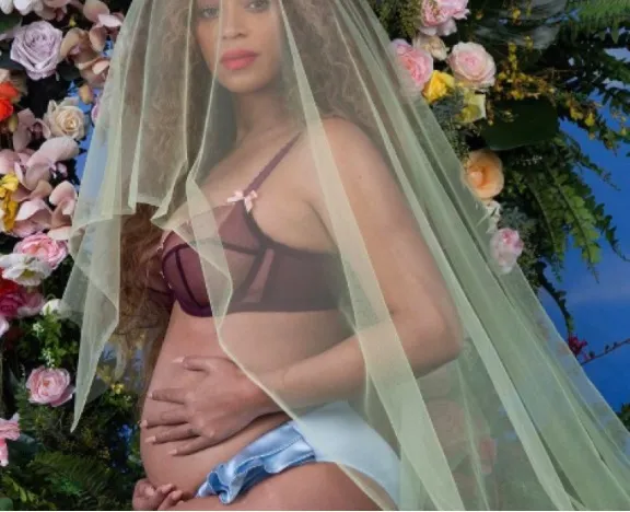 Beyoncé est enceinte de jumeaux, elle montre son joli ventre bien arrondi