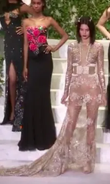 Fashion Week de New York: les créateurs affichent le bandana blanc, signe de tolérance, dans un pays choqué par les annonces de Trump. Et Kendall Jenner est subtilement naked chez la Perla.
