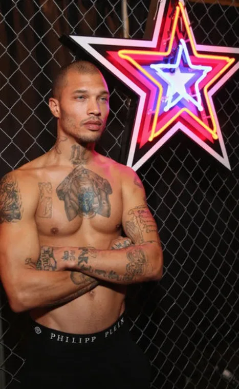Oui, c'est indéniable, le noir lui va beaucoup mieux ! Jeremy Meeks passe de la case prison aux podiums de la Fashion week de New-York