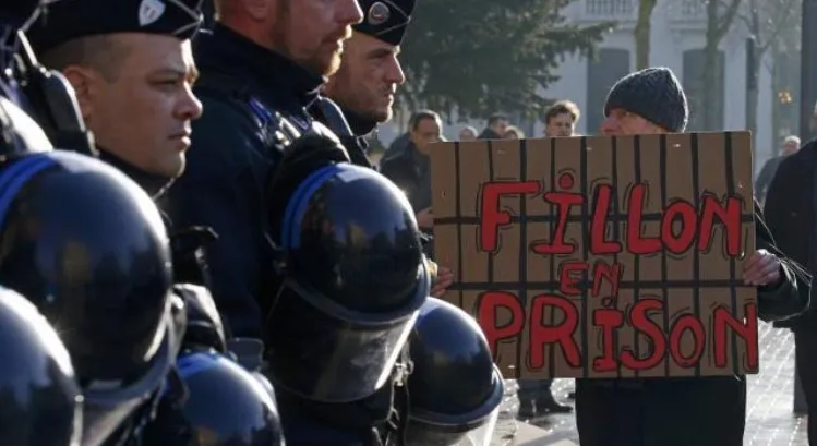 "Fillon en prison" : Fillon insulté par des manifestants à Tourcoing