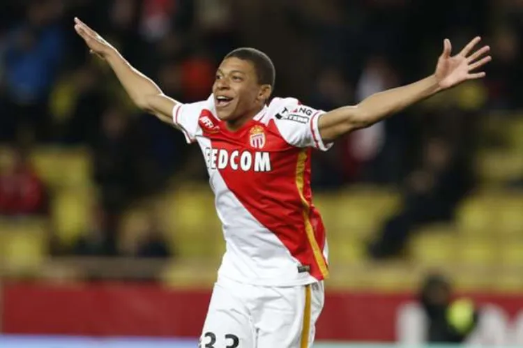 Au lendemain de la défaite de Monaco sur le terrain de Manchester City (5-3), la presse britannique ne tarit pas d'éloges sur le niveau de l'ASM ainsi que celui du brillant Kylian Mbappé.  Monaco est considérée comme  l'une des meilleures équipes d'Europe